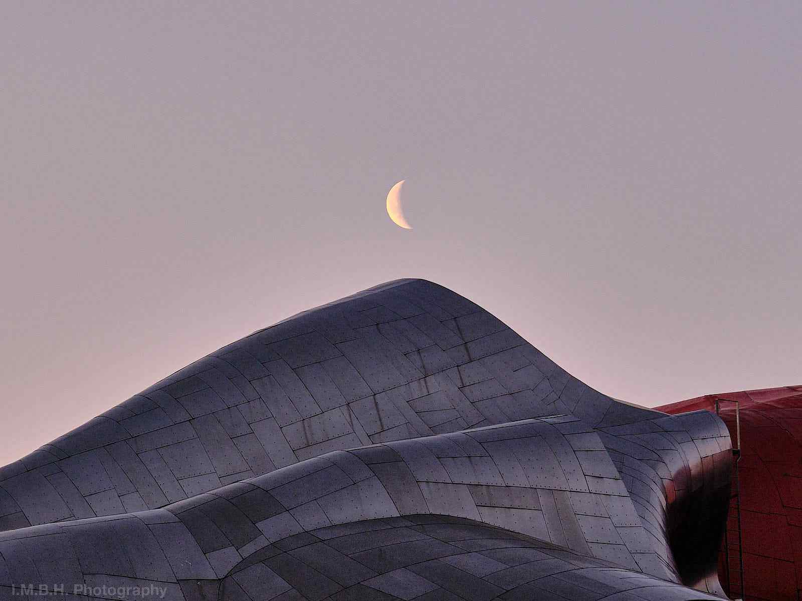 Waning crescent moon over the MoPop Museum in Seattle Waning crescent moon over the MoPop Museum in Seattle